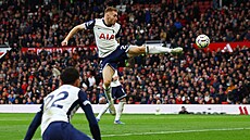 Dejan Kulusevski z Tottenhamu skóruje v utkání s Manchesterem United.