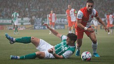 Slávista Ondej Lingr v souboji s Vojtchem Smrem z Bohemians.