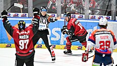 Rozhodí signalizuje gól Sparty, uprosted slaví stelec Filip Chlapík.