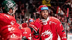 Daniel Kurovský si plácá se spoluhrá�i z T�ince.