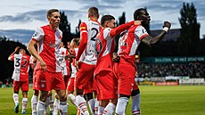 Fotbalisté pra�ské Slavie slaví gól v utkání proti Bohemians.