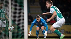 Branká� Tomá� Frühwald sleduje vlastní gól Bohemians.