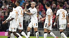 Fotbalisté Bayeru Leverkusen se radují z gólu, uprost�ed st�elec Robert Andrich.