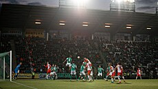 Hlavi�kový souboj p�ed bránou Bohemians.