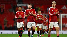 Zklamaní fotbalisté Manchesteru United po proh�e s Tottenhamem.