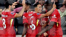 Fotbalisté Liverpoolu se radují z prvního gólu v utkání proti Wolves.