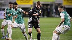 Daniel Samek z Hradce Králové obklopen fotbalisty Jablonce.