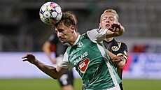 Dominik Hollý z Jablonce hlavi�kuje mí�, za ním Karel Spá�ilál z Hradce Králové.