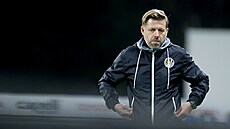 Trenér Hradce Králové David Horej� b�hem utkání s Jabloncem.