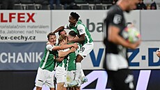 Fotbalisté Jablonce slaví gól v utkání s Hradcem Králové.