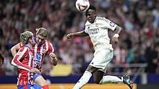 Vinícius Júnior z Realu Madrid hlavi�kuje mí� sm�rem na bránu Atletica Madrid.