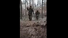 Zranní rutí vojáci o berlích se vrací na frontu.