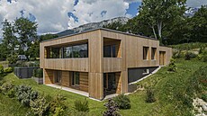 Zven�í m��ete obdivovat prov�trávanou d�ev�nou fasádu, zevnit� je konstrukce...