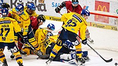 Will Reilly z �eských Bud�jovic vyhazuje puk z brankovi�t� p�i závaru p�ed...