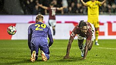 Spar�anský úto�ník Victor Olatunji (vpravo) krátce poté, co dal gól v zápase s...