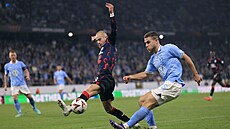 Václav �erný (vlevo) z Rangers v souboji s  Gabrielem Busanellem z Malmö.