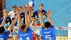 Univerzál ostravských volejbalist Jakub Chwastyk útoí pes benátský trojblok.
