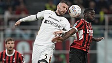 Ante Rebi� (vlevo) z Lecce v souboji s Youssoufem Fofanou z AC Milám.