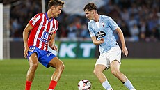 Williot Swedberg (vpravo) z Viga v souboji s  Marcosem Alonsem z Atlétika...