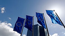 Vlajky Evropské unie ped sídlem Evropské centrální banky (ECB) ve Frankfurtu...