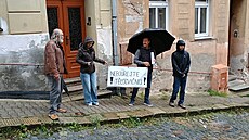 Aktivisté spolku Chra�me Vary protestovali v karlovarské Kolmé ulici proti...