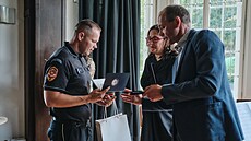 Tadeá� Barfus p�evzal v Becherov� vile medaili v rámci ud�lování vyznamenání za...