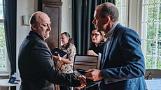 Radovan Karnoll p�evzal v Becherov� vile medaili v rámci ud�lování vyznamenání...