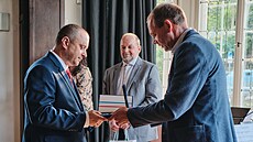 Jan �patný p�evzal v Becherov� vile medaili v rámci ud�lování vyznamenání za...