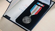 Vyznamenání za zásluhy o bezpe�nost ud�loval Karlovarský kraj v Becherov� vile....