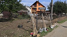 Pracovní nástroje na úklid op�ené o plot k volnému vyu�ití v �eské Vsi na...