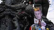 Proti nové vlád jet ped oznámením jejího sloení protestovaly na rzných...