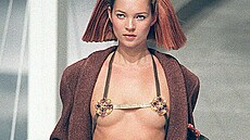 Její p�ednosti vystavil na odiv na jedné ze svých p�ehlídek i návrhá� Karl...