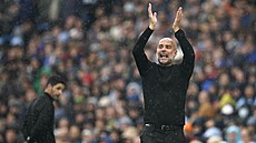 Trenér Manchesteru City Pep Gaurdiola hecuje své sv��ence b�hem zápasu s...