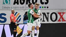 Jablonecký Michal Beran (vpravo) po gólu do sít� Hradce Králové.