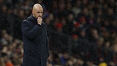 Zamy�lený Erik ten Hag b�hem zápasu Manchesteru United s Twente.