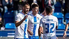 Radost fotbalist� Baníku z gólu do sít� Bud�jovic. Obstaral ho David Buchta...