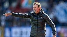 Bud�jovický kou� Franti�ek Straka b�hem zápasu s Baníkem.