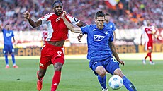 Stoper Hoffenheimu Robin Hraná� (vpravo) v osobním souboji b�hem zápasu s...