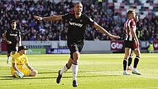 Tomá Souek slaví gól do sít Brentfordu.