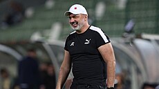 Vysmátý slávistický kou Jindich Trpiovský bhem zápasu s Ludogorcem.