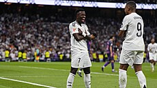 Vinícius Júnior (vlevo) a Kylian Mbappé slaví gól do sít Espaolu.