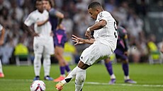 Kylian Mbappé z Realu Madrid promuje penaltu v utkání s Espaolem.