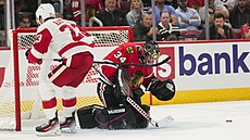 Petr Mrázek v brán� Chicago Blackhawks �elí v zápase s Detroit Red Wings pokusu...