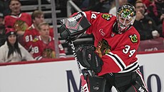 Petr Mrázek rozehrává akci Chicago Blackhawks.