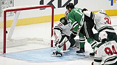 Jakub Lauko (94) z Minnesota Wild sleduje, jak jeho tým inkasuje v zápase s...