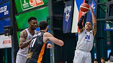 Blake Schilb z USK Praha stílí na ko GBA Jindichv Hradec.