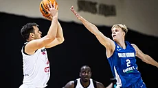 Jaromír Boha�ík z Nymburka st�ílí na ko� Kalevu/Cramo, brání ho Kasper Suurorg.