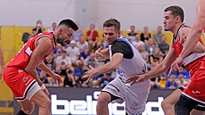 Martin Náblek (v bílém) z Olomoucka proniká pardubickou obranou, vlevo Petr...