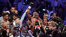 Britský boxer Daniel Dubois dál dr�í titul organizace IBF v t�ké váze.