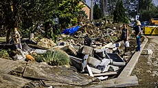 Poli�enským z �eské Vsi voda zni�ila krom� domu i rodinný pneuservis. (17. zá�í...